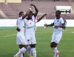 Jogadores comemoram o gol de Jonatas Obina, o segundo do jogo (Foto: Leonardo Fermiano/Site Oficial)