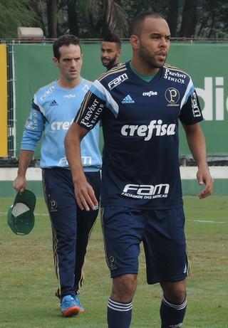 Com Alecsandro em campo, técnico interino comanda treino do Verdão