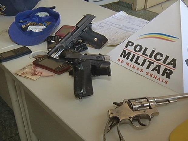 Armas e munições foram apreendidas com os suspeitos (Foto: Reprodução / InterTV dos Vales)