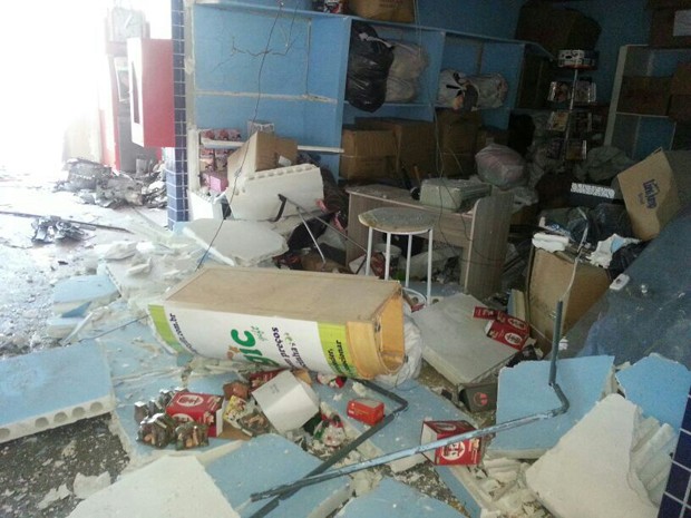 Sala ao lado dos caixas também foi atingida (Foto: Solange Freitas/TV Tribuna)