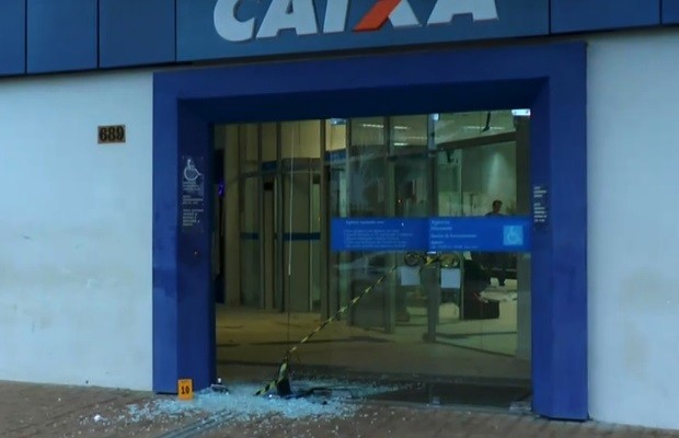 Caixa eletrônico é explodido em banco na Avenida Perimetral Norte em Goiânia (Foto: Reprodução/TV Anhanguera)