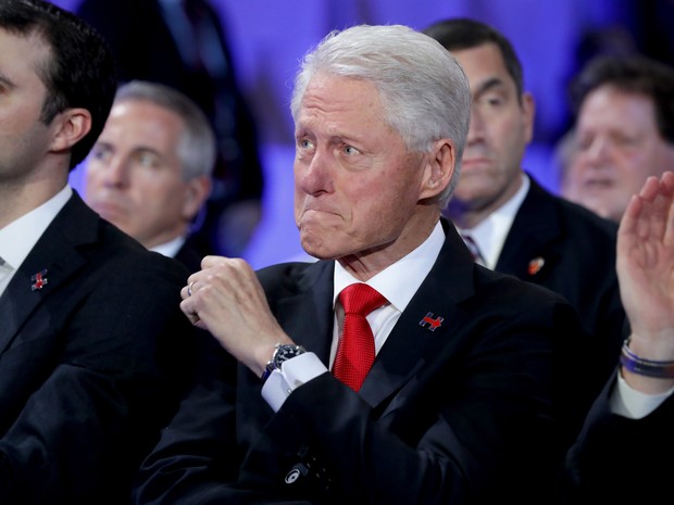 Bill Clinton, marido de Hillary Clinton, se emociona ao ouvir discurso de sua filha Chelsea Clinton durante a Convenção Democrata (Foto: CHIP SOMODEVILLA / GETTY IMAGES NORTH AMERICA / AFP)