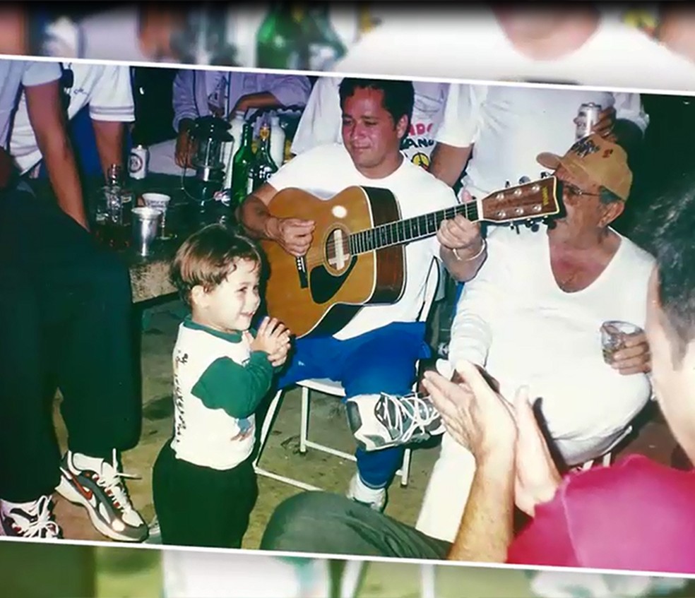 Ainda criança, Zé Felipe já gostava de cantar com o pai (Foto: Arquivo Pessoal)