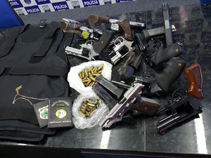 Foram apreendidas onze armas durante a Operação Cidade Alta (Foto: Divulgação/Polícia Civil)