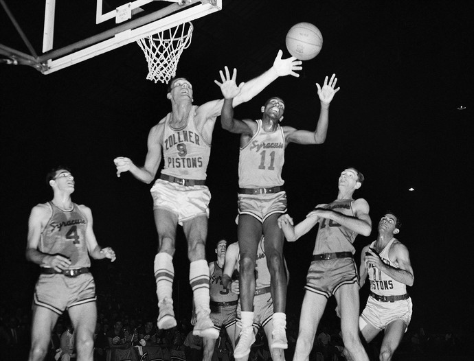ex-jogador de basquete Earl Lloyd 1955 (Foto: AP)