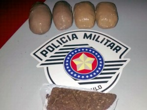 Mais de 1kg da droga foi localizada (Foto: Polícia Militar/Divulgação)