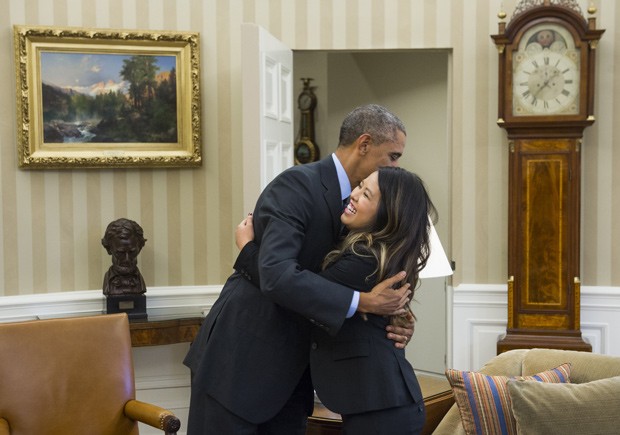Presidente Barack Obama abraça Nina Pham, declarada livre do ebola nesta sexta-feira (24), na Casa Branca (Foto: AFP Photo/Saul Loeb)