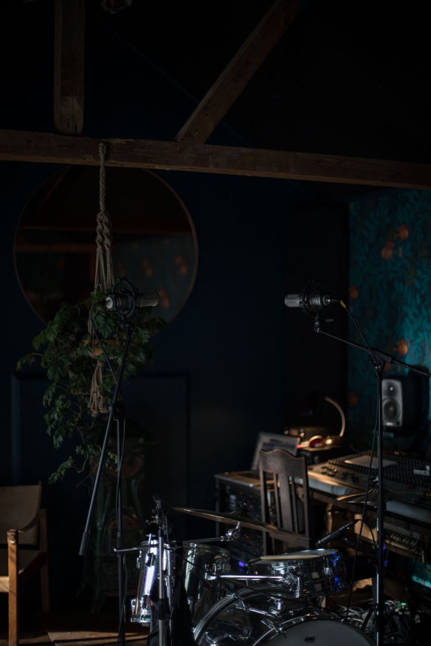 Mundo Design: Artista transforma casa vitoriana usando paredes escuras e  móveis vintage na Noruega - Shopping Casa & Design