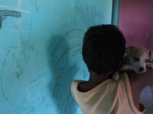 Menino de 9 anos é jurado por traficantes e tem 20 passagens na polícia, em Goiânia, Goiás (Foto: Cristina Cabral/O Popular)