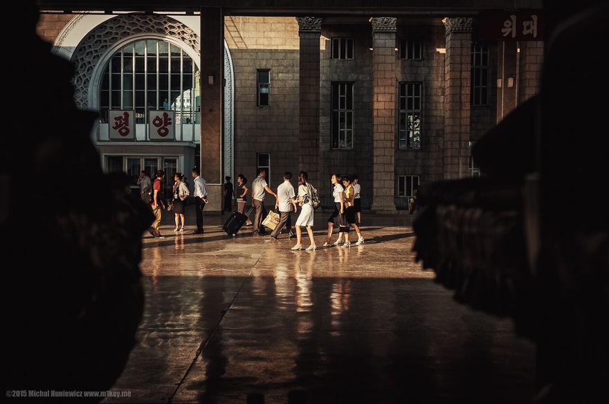 "Quando cheguei na estação ferroviária, tive a impressão de que a movimentação era ensaiada. Comprovei ao saber que nenhum trem chegaria ali a não ser o que nos deixou lá", conta o fotógrafo (Foto: Michal Huniewicz)