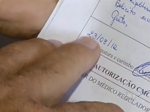 Márcio mostra a data que o médico do posto do Jardim Aureny III, em Palmas, solicitou o exame (Foto: Reprodução/TV Anhanguera)