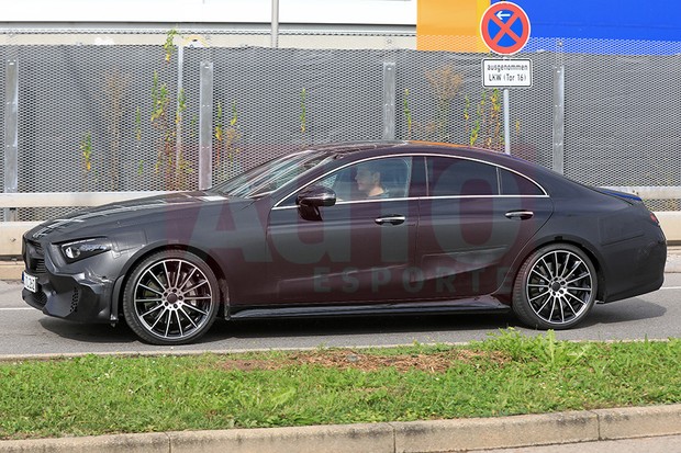 Mercedes-Benz CLS flagrado em testes (Foto: Automedia)