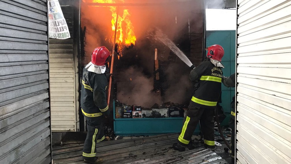 Incêndio destrói parte do Centro Comercial de Passagem em João Pessoa (Foto: Walter Paparazzo/G1)