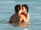 Filha de Demi Moore troca amassos com namorado em praia