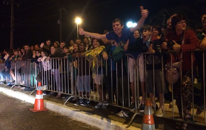 Torcedores esperam Seleção Brasil em Brasília (Foto: Thiago Correia)
