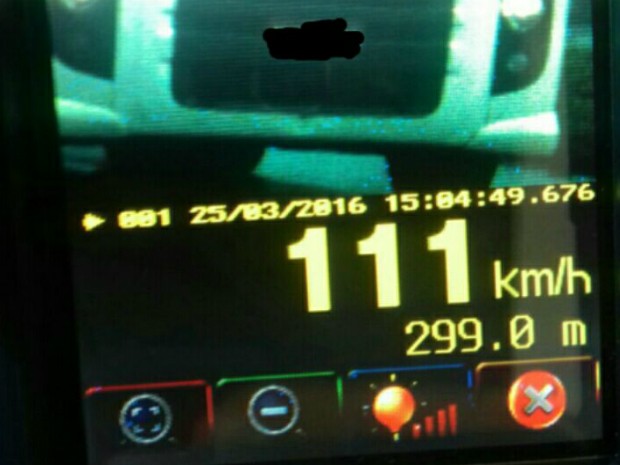 No mesmo trecho, policiais rodoviários federais flagraram um caminhão a 111 km/h; motoristas receberão as notificações em casa (Foto: PRF / Divulgação)