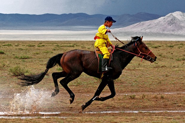Batbold, jóquei de 9 anos, monta um alazão de Choidog, um dos mais importantes treinadores de cavalos da província Tuv (Foto: Haroldo Castro/ÉPOCA)