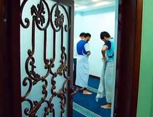 Jogadores do Al-Shabab rezam em sala reservada dentro do vestário (Foto: Reprodução SporTV)