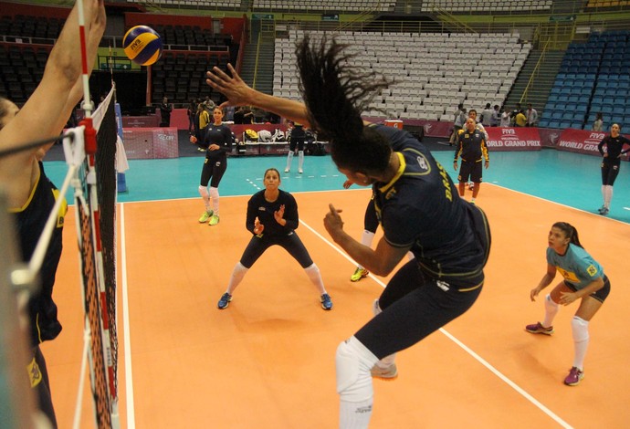 Fernanda Garay ataca contra bloqueio (Foto: Divulgação/CBV)