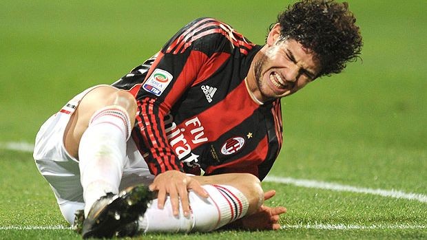 Alexandre Pato sofre lesão pelo Milan contra o Palermo (Foto: AFP) Alexandre Pato sofre lesão pelo Milan contra o Palermo (Foto: AFP)