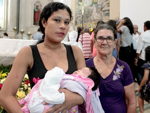 Avó, mãe e neta mantêm tradição de família de assistir à Missa do Galo na Igreja da Matriz, em Manaus (Foto: Mônica Dias/G1 AM)
