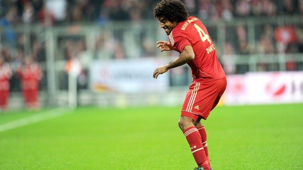 Dante comemora gol do Bayern de Munique sobre o Hanover (Foto: EFE )