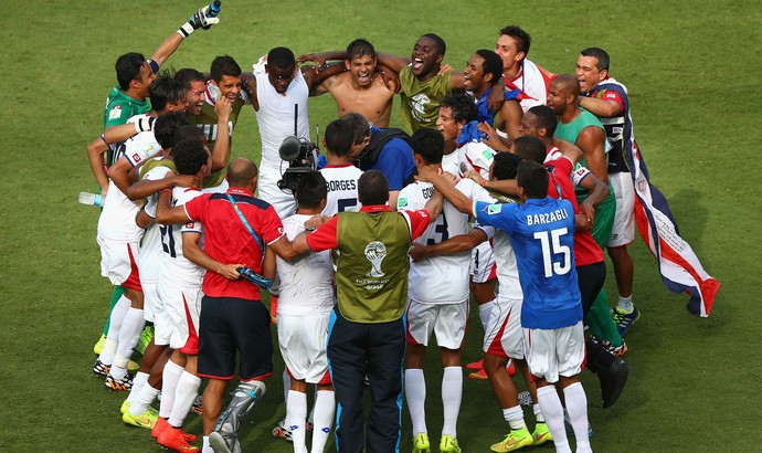 Jogadores da Costa Rica comemoram classificação contra a Itália (Foto: Getty Images)