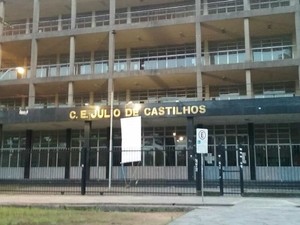 Colégio Julio de Castilhos estava vazio na manhã desta segunda-feira (31) (Foto: Zete Padilha/RBS TV)