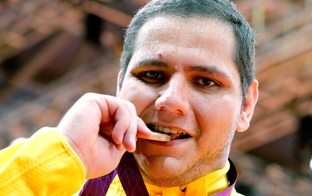 Rafael Silva com a medalha de bronze no judô (Foto: Reuters)