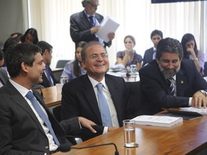 Os senadores Lindbergh Farias (PT-RJ), Renan Calheiros (PMDB-AL) e Valdir Raupp (PMDB-RO), na Comissão de Assuntos Econômicos (Foto: Wilson Dias/ABr)