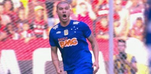 Nilton comemora "gol" do Cruzeiro contra o Flamengo (Foto: Reprodução SporTV) Nilton comemora "gol" do Cruzeiro contra o Flamengo (Foto: Reprodução SporTV)