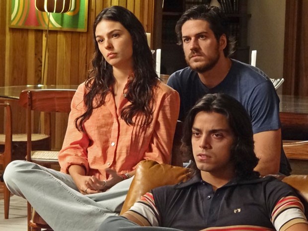 Sandra, Rafael e Beto também escutam a perua, que conta todos os detalhes de seu segredo. Será que ela está falando a verdade? (Foto: Maria Eduarda Freitas/Gshow)