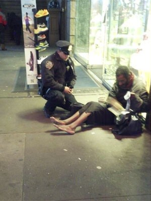 Foto de policial entregando botas para morador de rua em Nova York fez sucesso no Facebook (Foto: Reprodução)
