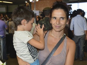 A médica Sônia Gonzalez e o filho, no desembarque em Brasília (Foto: Valter Campanato/ABr)