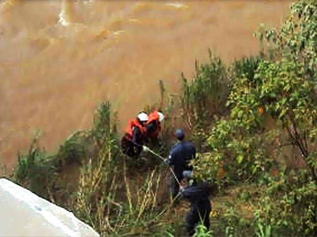 Motorista teve que ser resgatado por rapel por bombeiros (Foto: Polícia Rodoviária Estadual)
