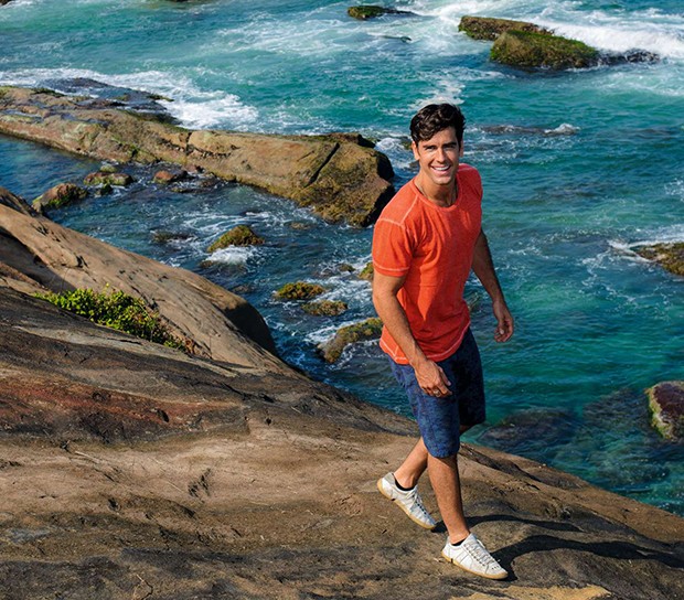 Marcos Pitombo na Praia do Secreto, no Rio: “Incrível” (Foto: Fabio Cordeiro / Ed. Globo)
