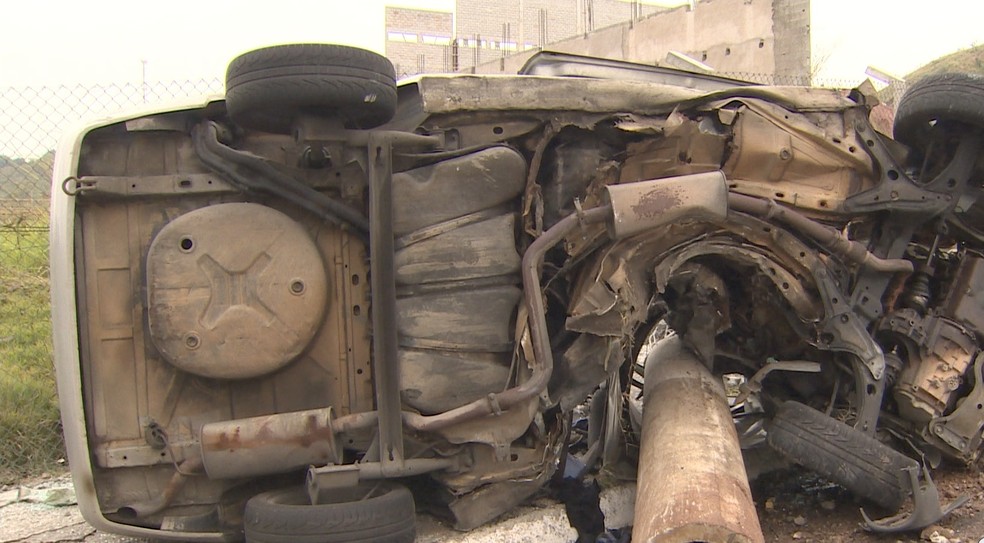 Carro desgovernado derruba poste com impacto da batida (Foto: Reprodução/TV Vanguarda)