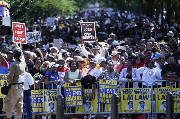 Milhares de pessoas se reuniram neste sábado (24) para comemorar o aniversário de 50 anos da 'Marcha sobre Washington' (Foto: Jose Luis Magana/AP)
