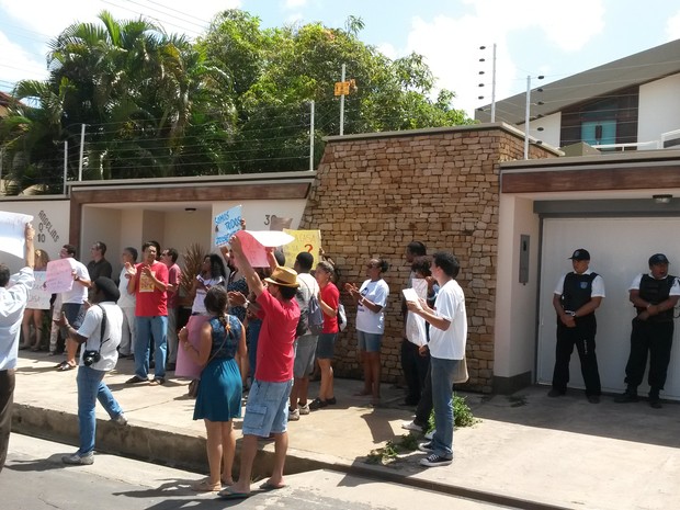 Professores e estudantes em frente à casa do reitor da UFMA, Natalino Salgado (Foto: Douglas Pinto/TV Mirante )