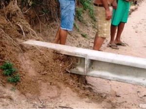 Postes caíram em povoado na zona rural de Retirolândia, na Bahia (Foto: Retiro Notícias)
