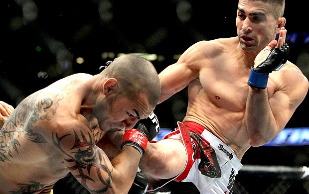 Ricardo Lamas acerta um belo chute em Cub Swanson no UFC (Foto: Getty Images)