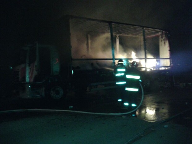 Caminhão é incendiado na Avenida Mário Covas, em Suzano (Foto: Douglas Campos/TV Diário)
