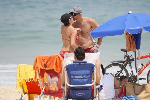 Amanda Lee beija Nalbert na praia (Foto: Gil Rodrigues/PhotoRio News)