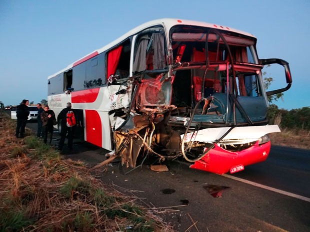 Ônibus bateu em caçamba que estava parada na BR-020, na Bahia (Foto: Sigi Vilares/Blog do Sigi Vilares)