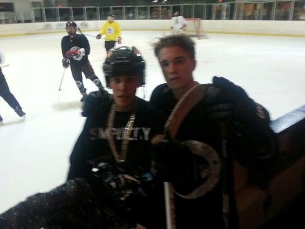 Justin Bieber com os jogadores do Atlanta Knights (Foto: Instagram / Reprodução)