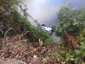 Carro de policial caiu dentro de lagoa em Guaramiranga (Foto: Neto Rodrigues)