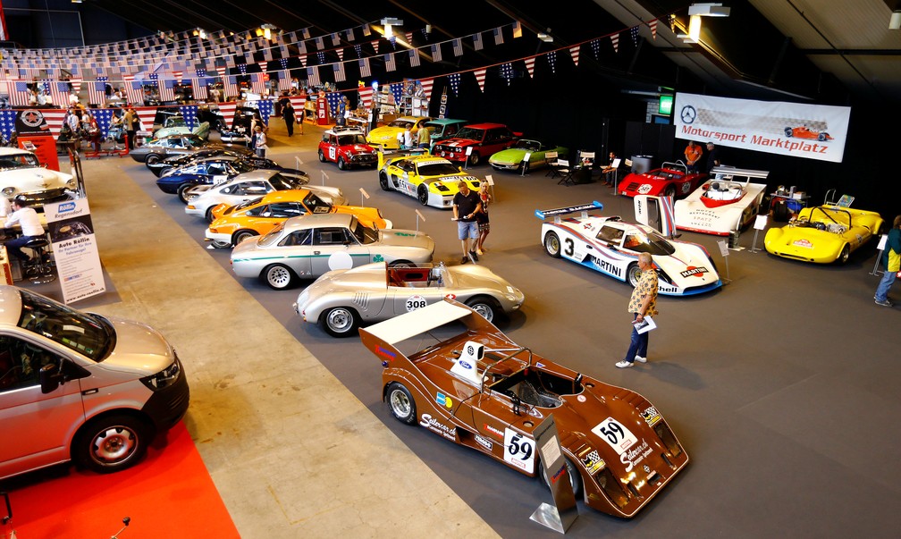 Feira de carros clássicos em Lucerna, na Suíça (Foto: REUTERS/Arnd Wiegmann)