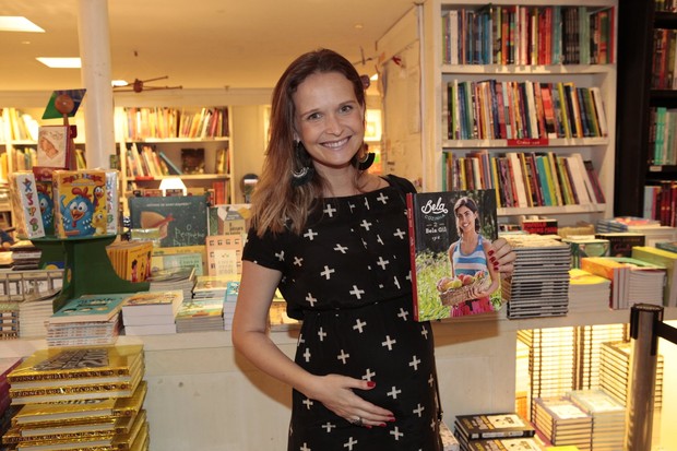 Fernanda Rodrigues no lançamento do livro de Bela Gil (Foto: Isac Luz/EGO)
