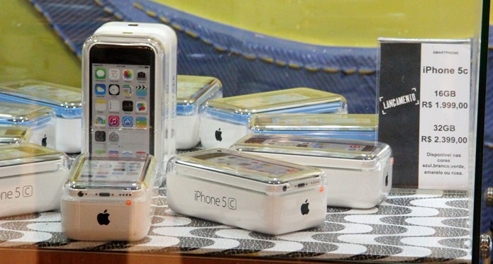 iPhone 5C encalha nas lojas: consumidor não gostou nada do preço (Foto: Fabrício Vitorino / TechTudo) iPhone 5C encalha nas lojas: consumidor não gostou nada do preço (Foto: Fabrício Vitorino / TechTudo)