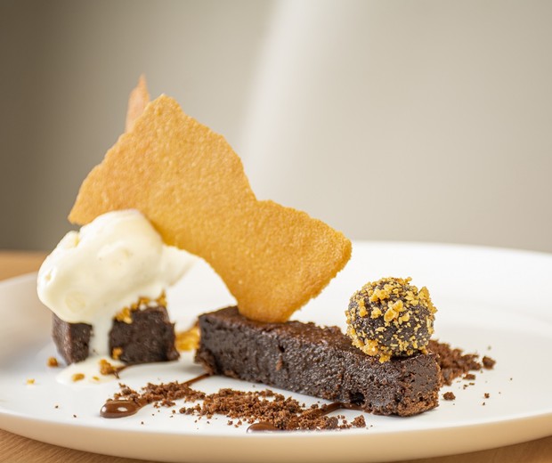 Bahl: Brownie de chocolate meio amargo, com sorvete de baunilha e crumble de nuts (Foto: Gabriela Avila/Divulgação) Bahl: Brownie de chocolate meio amargo, com sorvete de baunilha e crumble de nuts (Foto: Gabriela Avila/Divulgação)